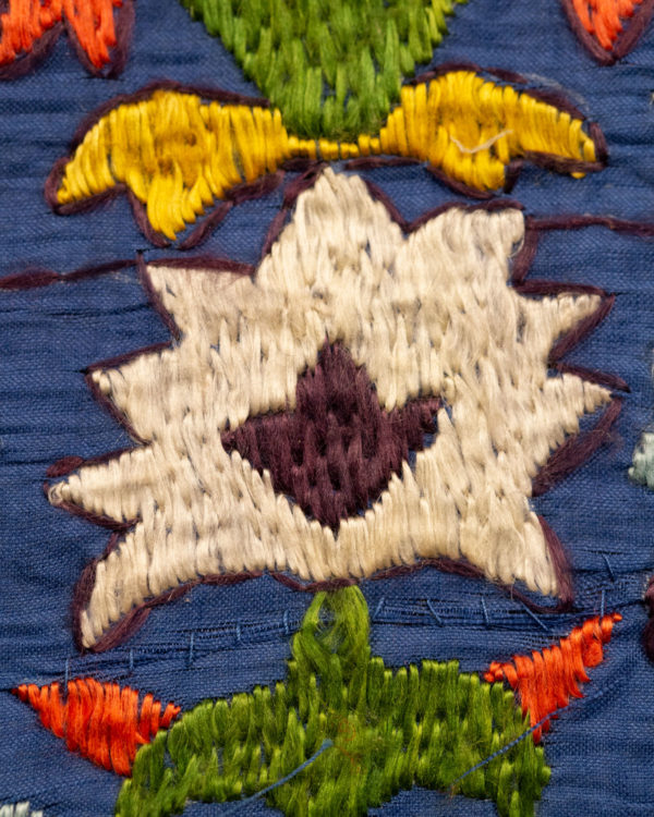 TX4883_3_Embroidery_Detail